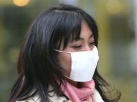 一説によれば、インフルエンザウィルスは匂いの粒子とほぼ同サイズだそう。マスクが完全にウィルスを防御してくれるわけではない。けれど、咳やクシャミの飛沫の飛散や侵入は抑えることができる。しないよりはしたほうがましといえる。