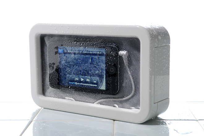 水濡れを気にせずに、思うがままにスマートフォンを活用できる。さらにスマホが手放せなくなるはず　撮影：石井幸久