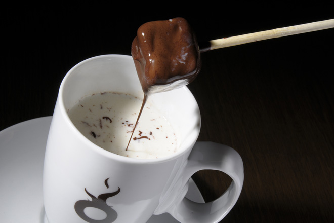 キューブ状のチョコレートが付いたスティックを温かいミルクに投入。フレーバーは6つから選ぶことができる　 撮影：石井幸久