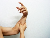 手首をぶらぶらさせながら腕の筋肉に刺激を入れます