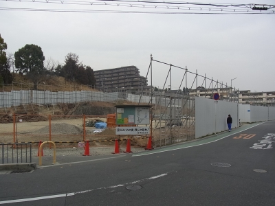 千里山駅東側の公団は立て替え中