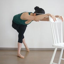 脚を交差させながら下ろす