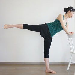 ひざの高さは変えずに伸ばす!