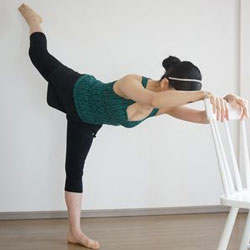 できるだけ高く脚を上げる