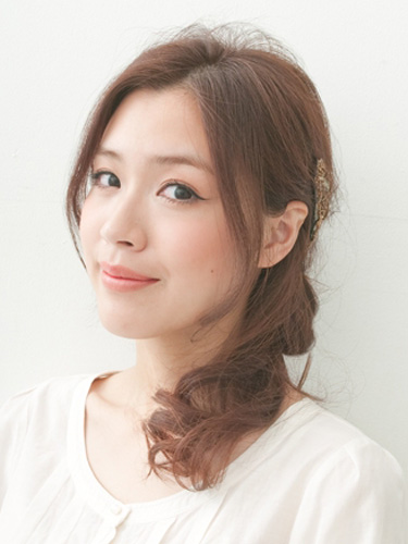 手ぐしでゆるやか定番サイドアップアレンジ