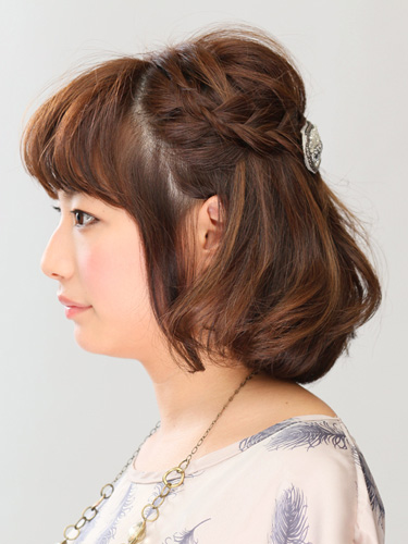 ショートもOKな編みこみハーフアップ