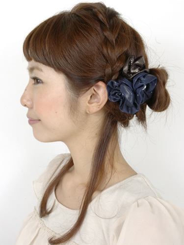 カチューシャ風三つ編みアップ