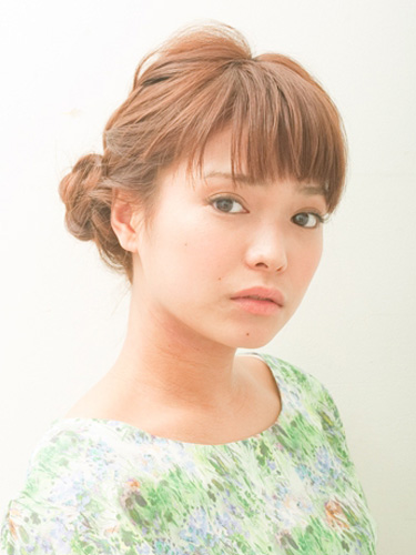 ルーズな編み込みで爽やかアップ