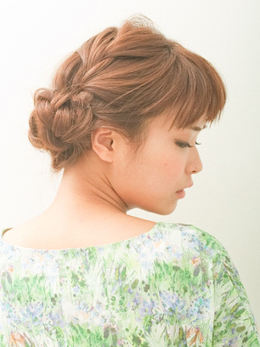 ルーズな編み込みで爽やかアップ