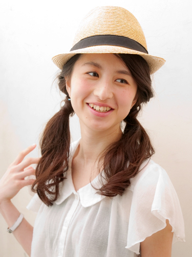 ロングヘア・麦わら帽子に似合うヘアアレンジ