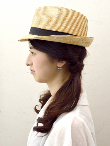 ロングヘア・麦わら帽子に似合うヘアアレンジ