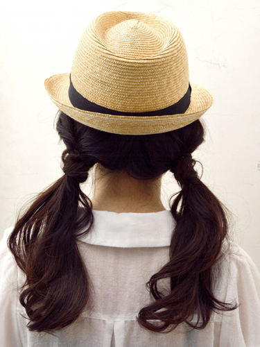 ロングヘア・麦わら帽子に似合うヘアアレンジ