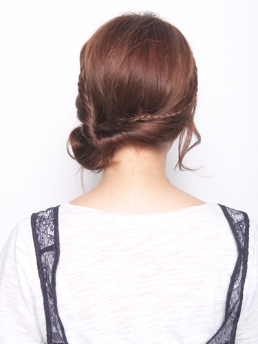 ミディアムヘア・シニヨン風ヘアアレンジ