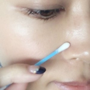 綿棒とオイルで角栓オフ